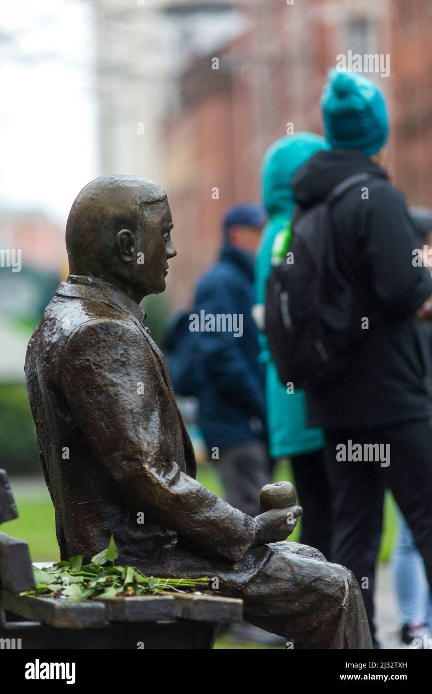 L'Alan Turing Memorial, situato a Sackville Park a Manchester, Inghilterra, è una scultura in memoria di Alan Turing, un pioniere del computing moderno. Si ritiene che Turing abbia commesso suicidio nel 1954 due anni dopo essere stato condannato per grave indecenza (ad es. Atti omosessuali). Come tale è tanto un'icona gay quanto un'icona del computer, e il monumento si trova vicino a Canal Street, il villaggio gay di Manchester. Turing è raffigurato seduto su una panchina situata in posizione centrale nel parco. Sulla sinistra di Turing c'è l'Università di Manchester e sulla sua destra c'è Canal Street. La statua fu svelata Foto Stock