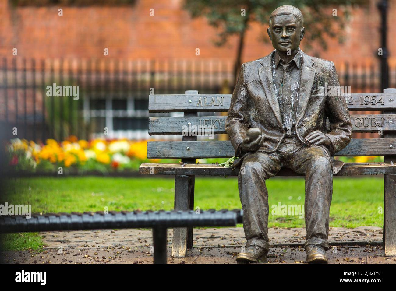 L'Alan Turing Memorial, situato a Sackville Park a Manchester, Inghilterra, è una scultura in memoria di Alan Turing, un pioniere del computing moderno. Si ritiene che Turing abbia commesso suicidio nel 1954 due anni dopo essere stato condannato per grave indecenza (ad es. Atti omosessuali). Come tale è tanto un'icona gay quanto un'icona del computer, e il monumento si trova vicino a Canal Street, il villaggio gay di Manchester. Turing è raffigurato seduto su una panchina situata in posizione centrale nel parco. Sulla sinistra di Turing c'è l'Università di Manchester e sulla sua destra c'è Canal Street. La statua fu svelata Foto Stock