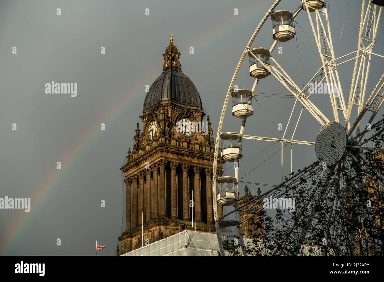 Ruota di ferro della luce di Leeds e la torre del Municipio di Leeds sul Headrow con un arcobaleno in una giornata piovosa, Leeds, West Yorkshire, Inghilterra, Regno Unito Foto Stock