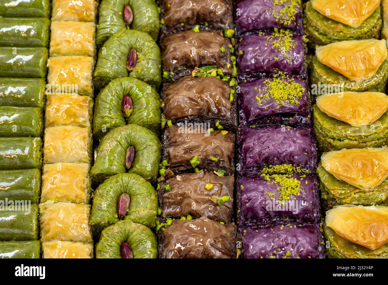 Pistacchio baklava. Varietà di baklava con pistacchio in un vassoio prelibatezze della cucina tradizionale turca. Primo piano sfondo baklava. Foto Stock