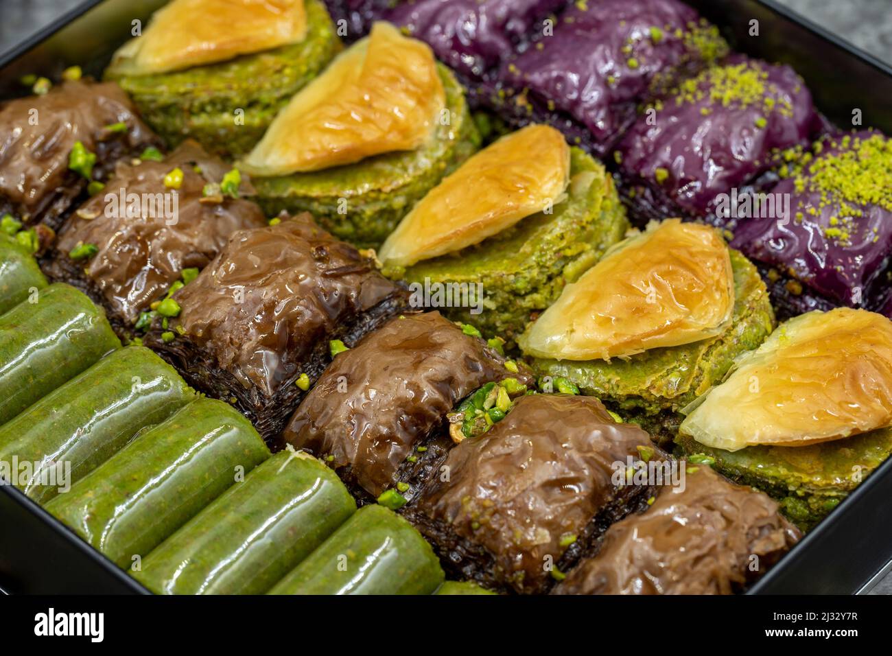 Pistacchio baklava. Varietà di baklava con pistacchio in un vassoio prelibatezze della cucina tradizionale turca. Primo piano sfondo baklava. Foto Stock