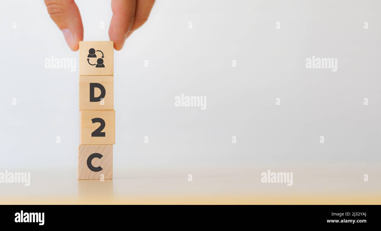 Direttamente al cliente, concetto di marketing. D2C,DTC. Rafforzare il rapporto con i clienti finali. Disposizione manuale dei cubi in legno con 'dirett to end customer' Foto Stock