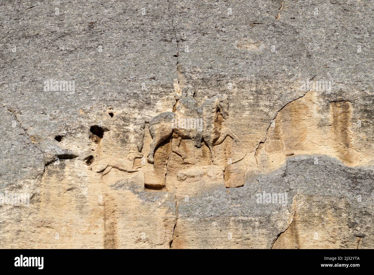 Antico bassorilievo di cavaliere Madara su una roccia in Bulgaria. Foto Stock
