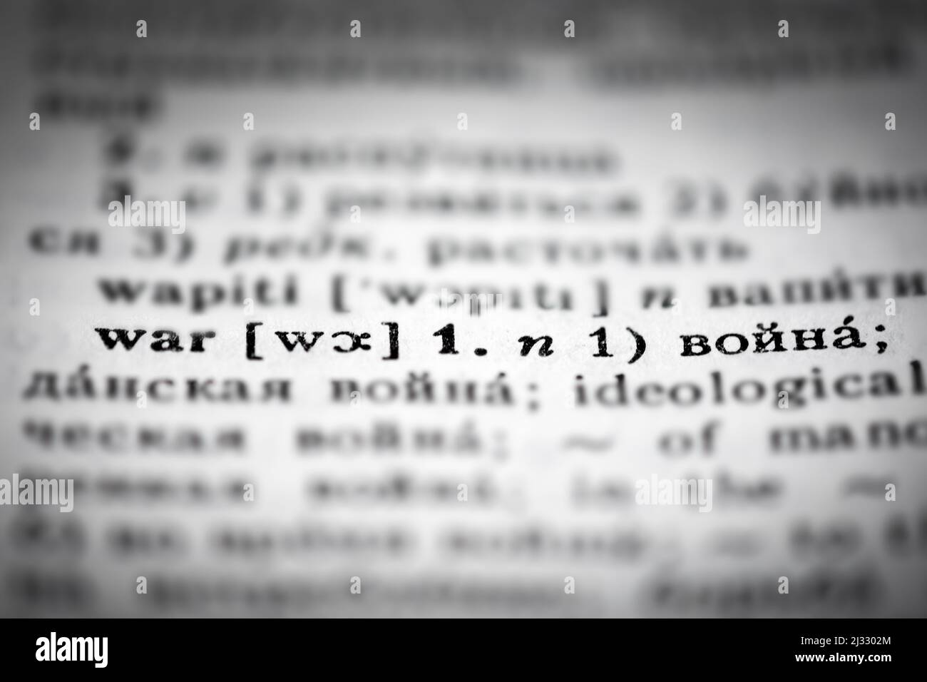 Fuoco selettivo sulla linea di un dizionario inglese-russo che dà la traduzione della parola 'Guerra' in russo Foto Stock