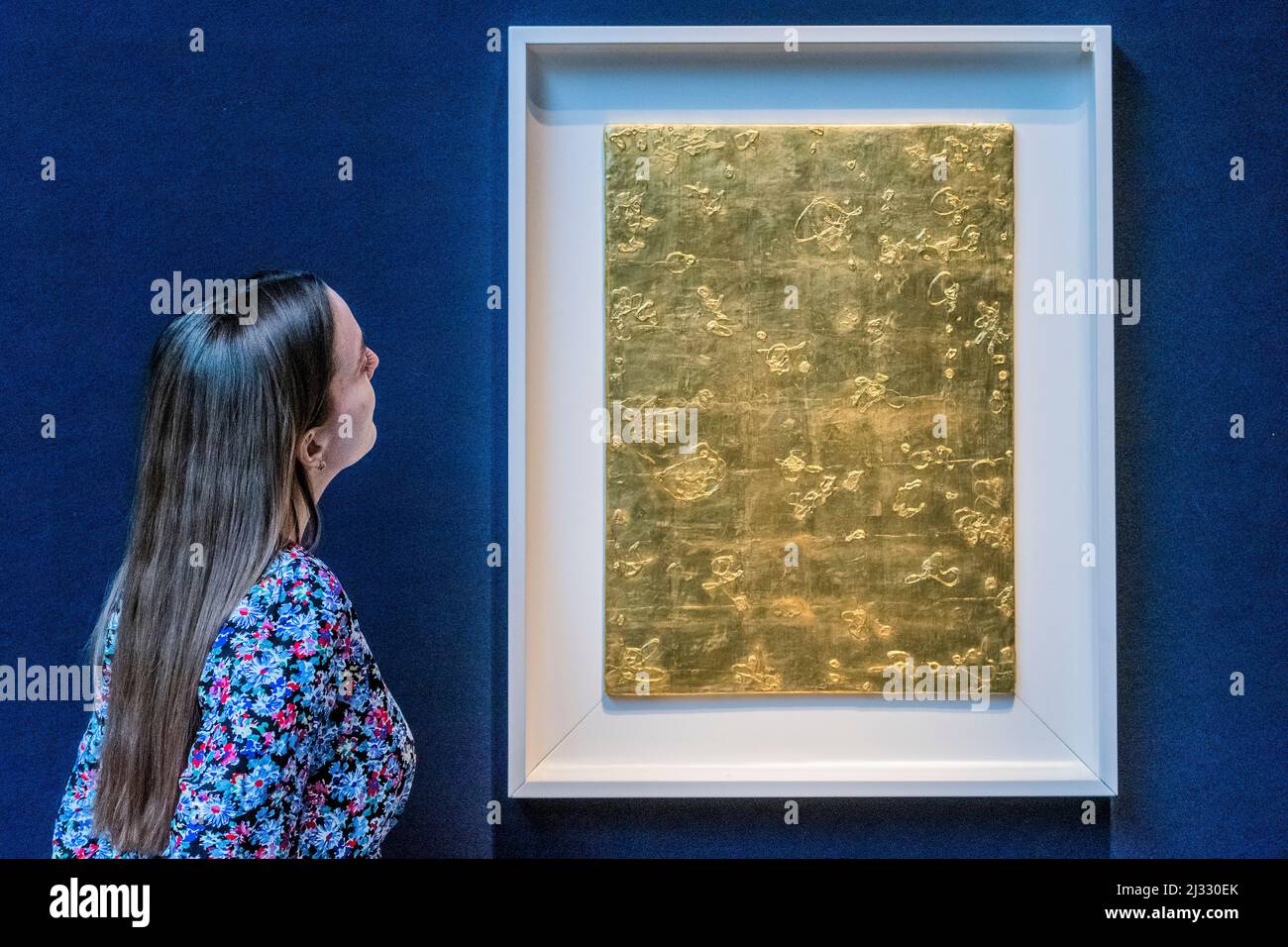 Londra, Regno Unito. 5th Apr 2022. Klein, Monogold (MG 21), eseguito nel 1961, stima: $ 4.000.000-6.000.000 - Highlights from the New York Marquee Week at Christie's, Londra. Sarà venduto a New York durante le vendite d'arte del 20th e 21st secolo nel mese di maggio. Credit: Guy Bell/Alamy Live News Foto Stock