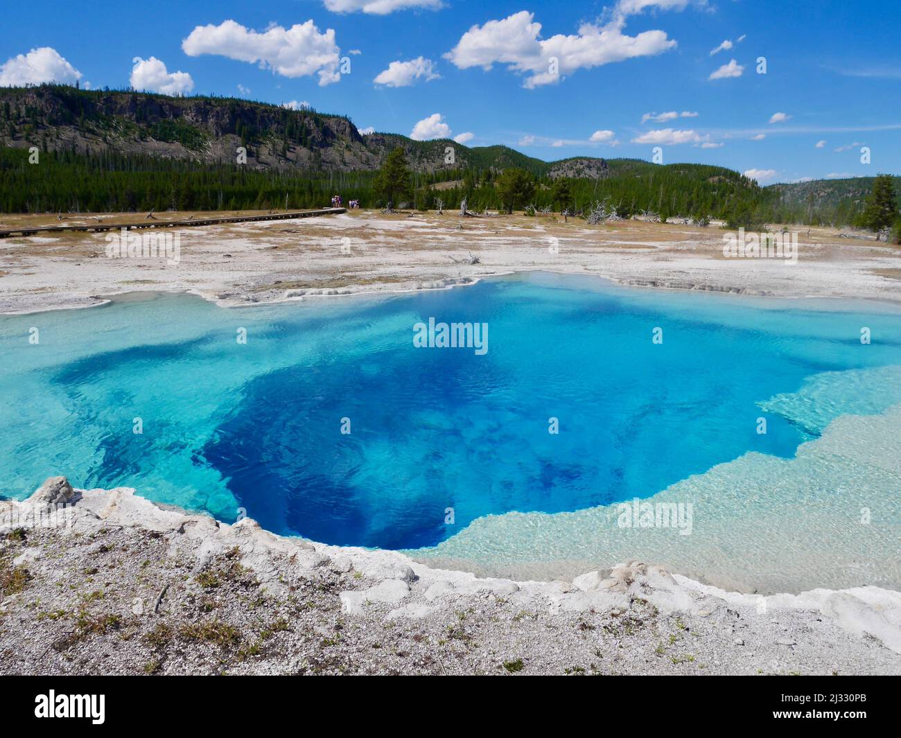 Terme calde Sapphire piscina nella zona del Bacino Biscuit. Yellowstone Nationalpark, Wyoming, USA. Foto di alta qualità Foto Stock