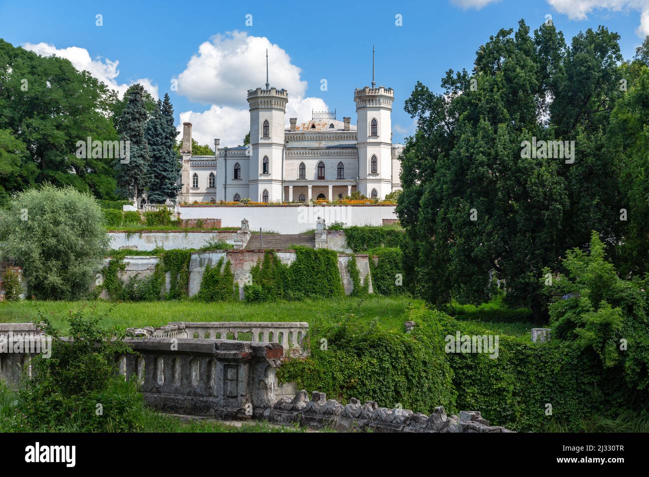 SHAROVKA, UCRAINA - 24 LUGLIO 2021: Questo è il parco e il palazzo della tenuta di Sharovka (19th secolo) in stile neogotico. Foto Stock