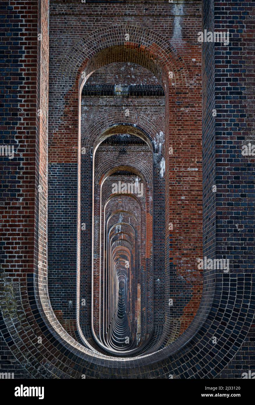 Il viadotto della valle dell'Ouse che porta il treno da Londra a Brighton. Foto Stock
