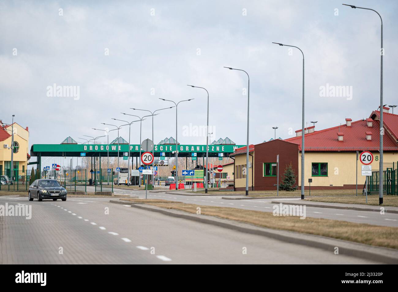 Vista di un valico di frontiera al Grzechotki. La Russia ha invaso l'Ucraina il 24 febbraio 2022, scatenando il più grande attacco militare in Europa dalla seconda guerra mondiale Fino a 10 milioni di ucraini sono fuggiti dalle loro case, lasciando il paese o trasferendosi in aree più sicure all’interno dell’Ucraina. Si ritiene che circa 3 milioni di rifugiati abbiano attraversato i confini verso i paesi vicini. Foto Stock