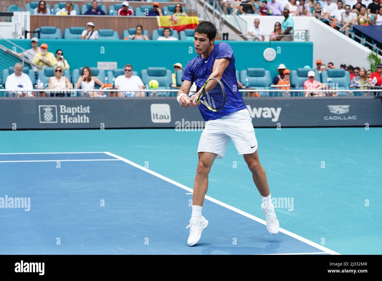 Miami Gardens, USA. 03rd Apr 2022. MIAMI GARDENS, FLORIDA - APRILE 03: Carlos Alcaraz di Spagna in azione contro Casper Ruud di Norvegia nella finale Men's Singles durante il Miami Open all'Hard Rock Stadium il 03 Aprile 2022 a Miami Gardens, Florida. Alcaraz sconfisse Ruud 7-5, 6-4 (Photo by JL/Sipa USA) Credit: Sipa USA/Alamy Live News Foto Stock