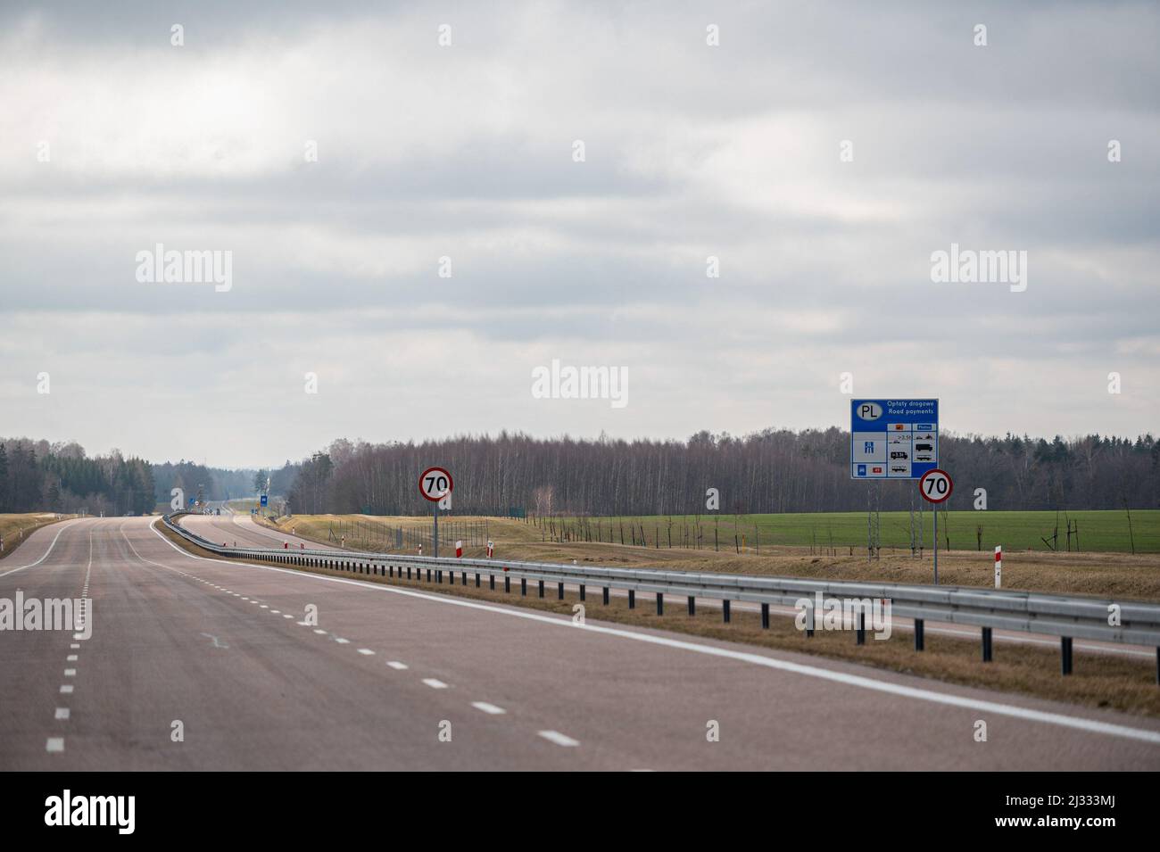 3 marzo 2022, Gdansk, Polonia: Vista di una strada vuota al valico di frontiera a Grzechotki. La Russia ha invaso l'Ucraina il 24 febbraio 2022, scatenando il più grande attacco militare in Europa dalla seconda guerra mondiale Fino a 10 milioni di ucraini sono fuggiti dalle loro case, lasciando il paese o trasferendosi in aree più sicure all’interno dell’Ucraina. Si ritiene che circa 3 milioni di rifugiati abbiano attraversato i confini verso i paesi vicini. (Credit Image: © Mateusz Slodkowski/SOPA Images via ZUMA Press Wire) Foto Stock