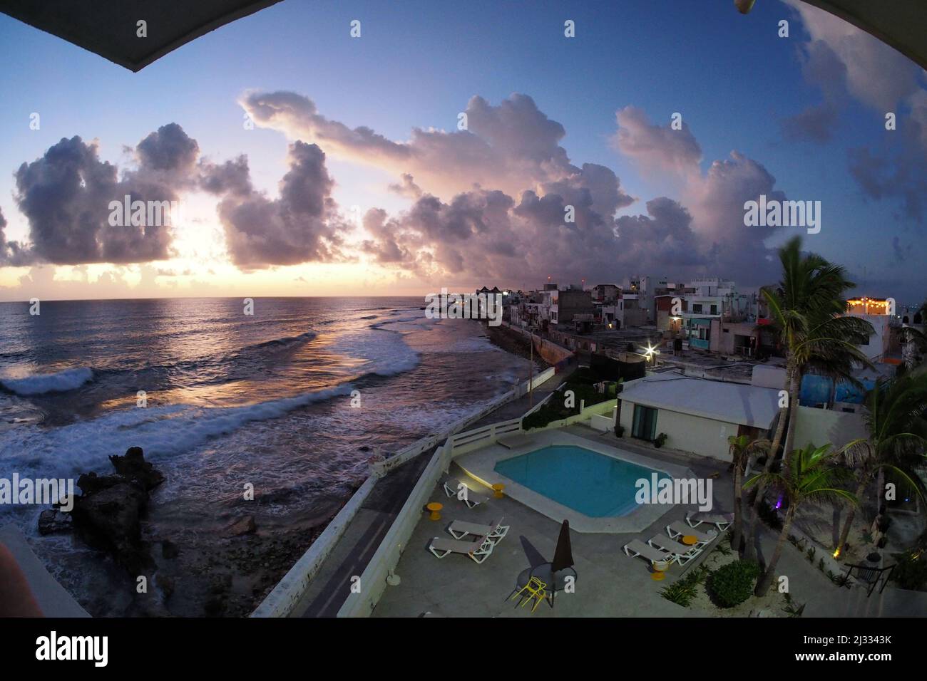 Alba a Ciudad de Isla Mujeres, nei pressi di Cancun, Yucatan, Messico Foto Stock