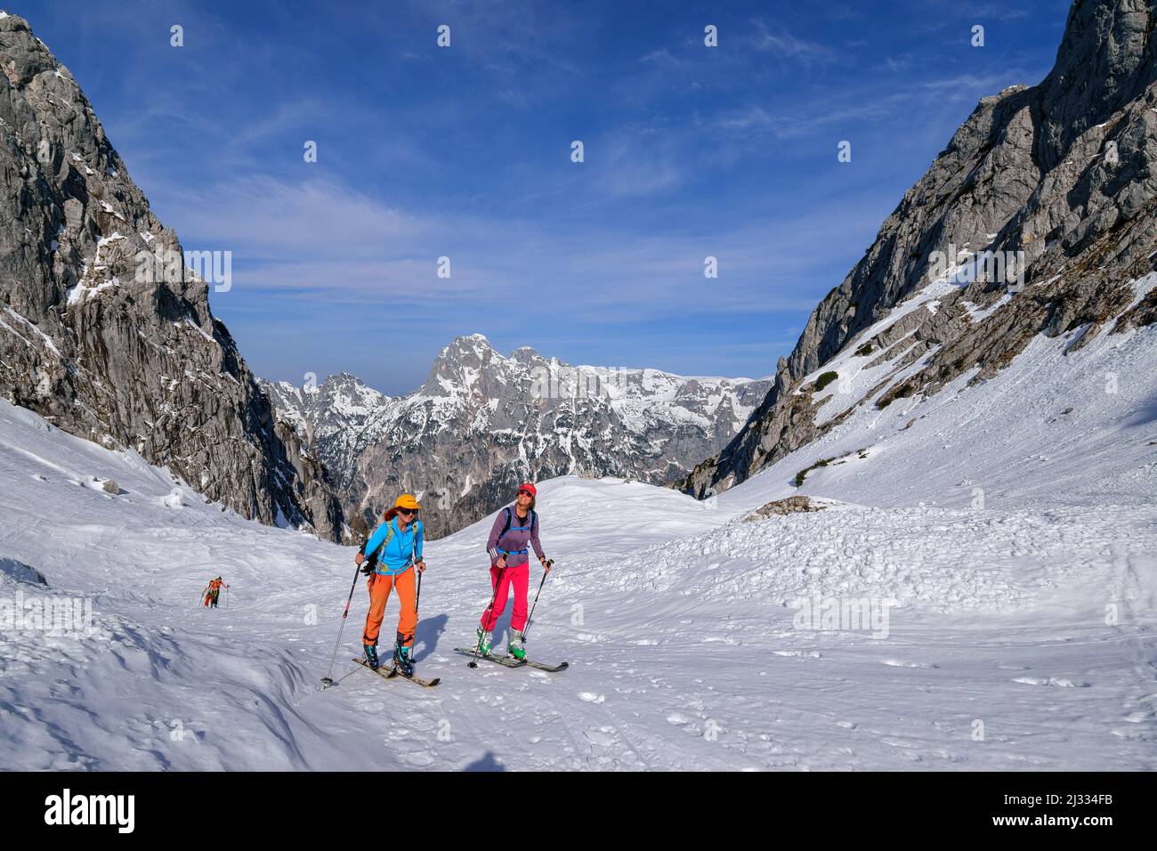Due donne in un tour sciistico salgono attraverso Weites Kar, Reiteralm sullo sfondo, Ofental, Alpi Berchtesgaden, Parco Nazionale Berchtesgaden, alta Baviera, Baviera, Germania Foto Stock