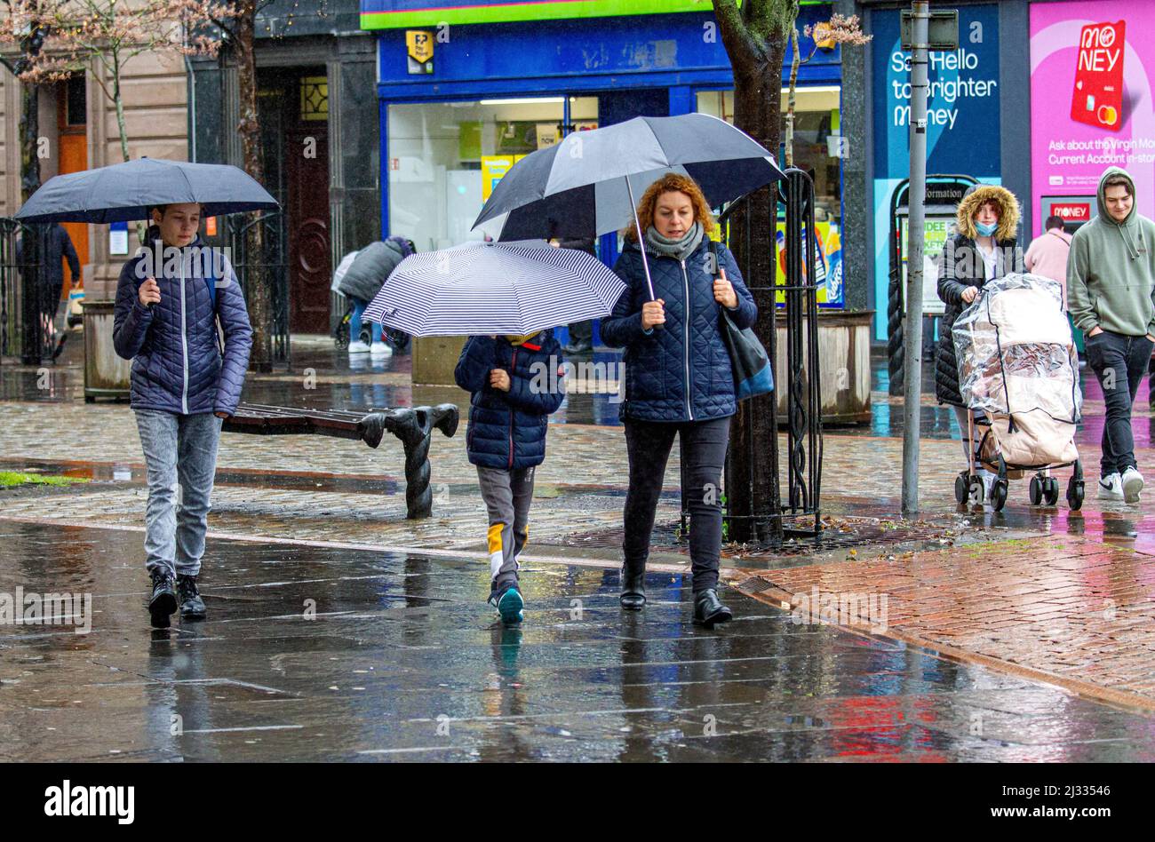 Dundee, Tayside, Scozia, Regno Unito. 5th aprile 2022. Tempo britannico: Le temperature di Tayside hanno raggiunto i 8°C in una giornata di sole e umide, con forti docce a pioggia che rotolano in tutta la Scozia nord-orientale. Le forti docce non hanno impedito alla gente del posto di socializzare e fare shopping nel centro di Dundee per il giorno. Credit: Dundee Photographics/Alamy Live News Foto Stock