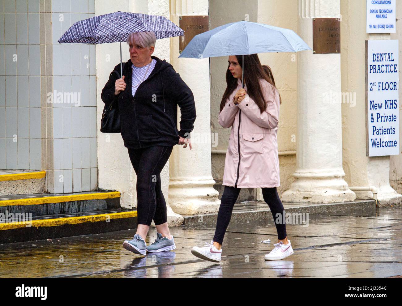 Dundee, Tayside, Scozia, Regno Unito. 5th aprile 2022. Tempo britannico: Le temperature di Tayside hanno raggiunto i 8°C in una giornata di sole e umide, con forti docce a pioggia che rotolano in tutta la Scozia nord-orientale. Le forti docce non hanno impedito alla gente del posto di socializzare e fare shopping nel centro di Dundee per il giorno. Credit: Dundee Photographics/Alamy Live News Foto Stock