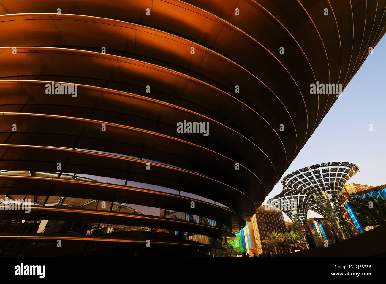 Dubai Expo, moderne Architektur, Weltausstellung, Kunst, Modernes Design aus Metall, Eisen und Stahl im Mobility Pavillon Foto Stock