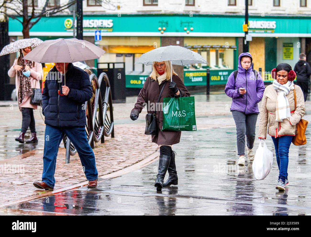 Dundee, Tayside, Scozia, Regno Unito. 5th aprile 2022. Tempo britannico: Le temperature di Tayside hanno raggiunto i 8°C in una giornata di sole e umide, con forti docce a pioggia che rotolano in tutta la Scozia nord-orientale. Le forti docce non hanno impedito alla gente del posto di socializzare e fare shopping nel centro di Dundee per il giorno. Credit: Dundee Photographics/Alamy Live News Foto Stock