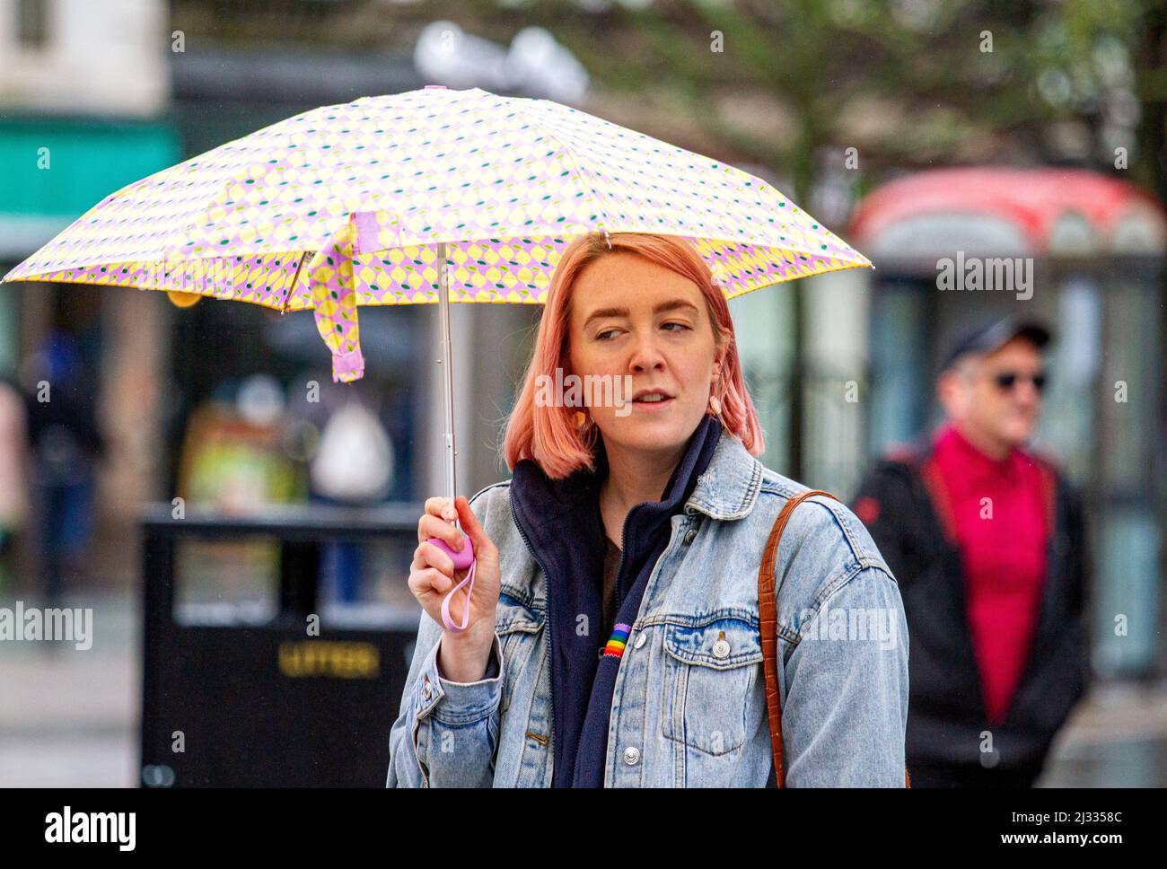 Dundee, Tayside, Scozia, Regno Unito. 5th aprile 2022. Tempo britannico: Le temperature di Tayside hanno raggiunto i 8°C in una giornata di sole e umide, con forti docce a pioggia che rotolano in tutta la Scozia nord-orientale. Le forti docce non hanno impedito alla gente del posto di socializzare e fare shopping nel centro di Dundee per il giorno. Credit: Dundee Photographics/Alamy Live News Foto Stock