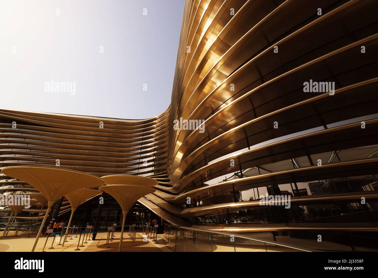 Dubai Expo, moderne Architektur, Weltausstellung, Kunst, Modernes Design aus Metall, Eisen und Stahl im Mobility Pavillon Foto Stock