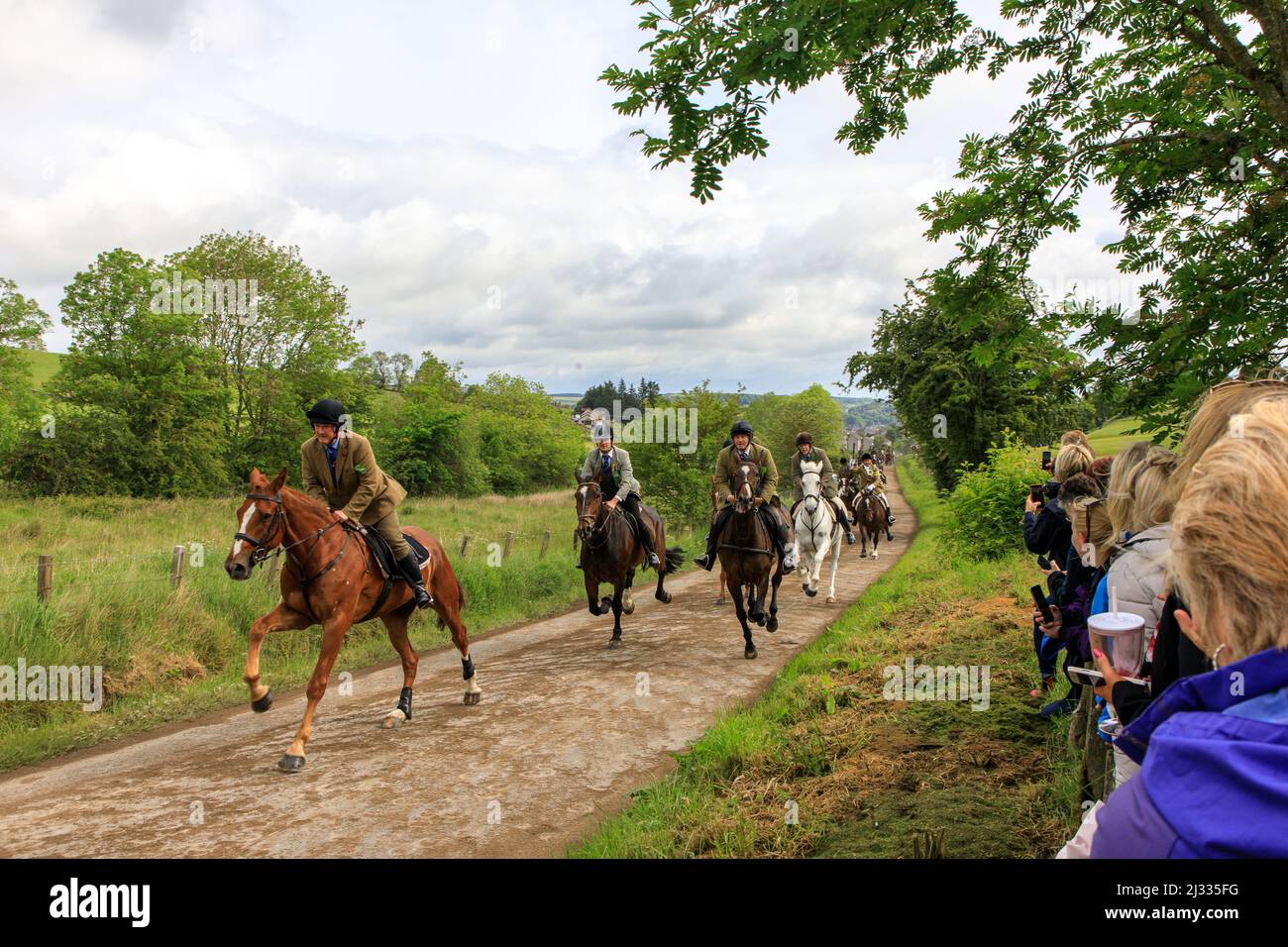 Spettatori, cavalieri, corse di cavalli tradizionali, cross country, galoppo, Hawick Common Ridings, Borders, Scozia, Regno Unito Foto Stock