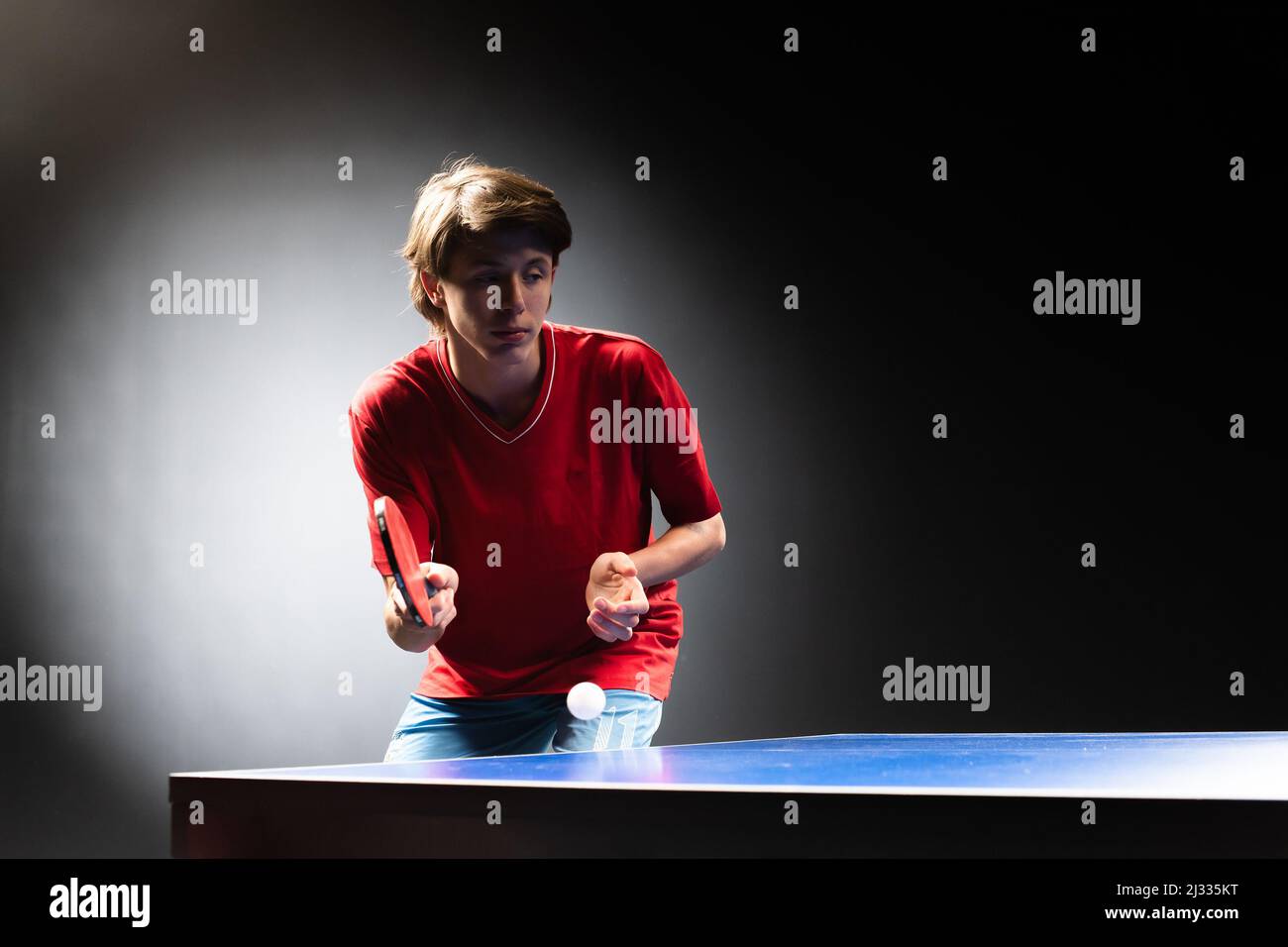 Teenager che gioca a ping pong ping pong. Attrezzatura, in movimento. Foto Stock