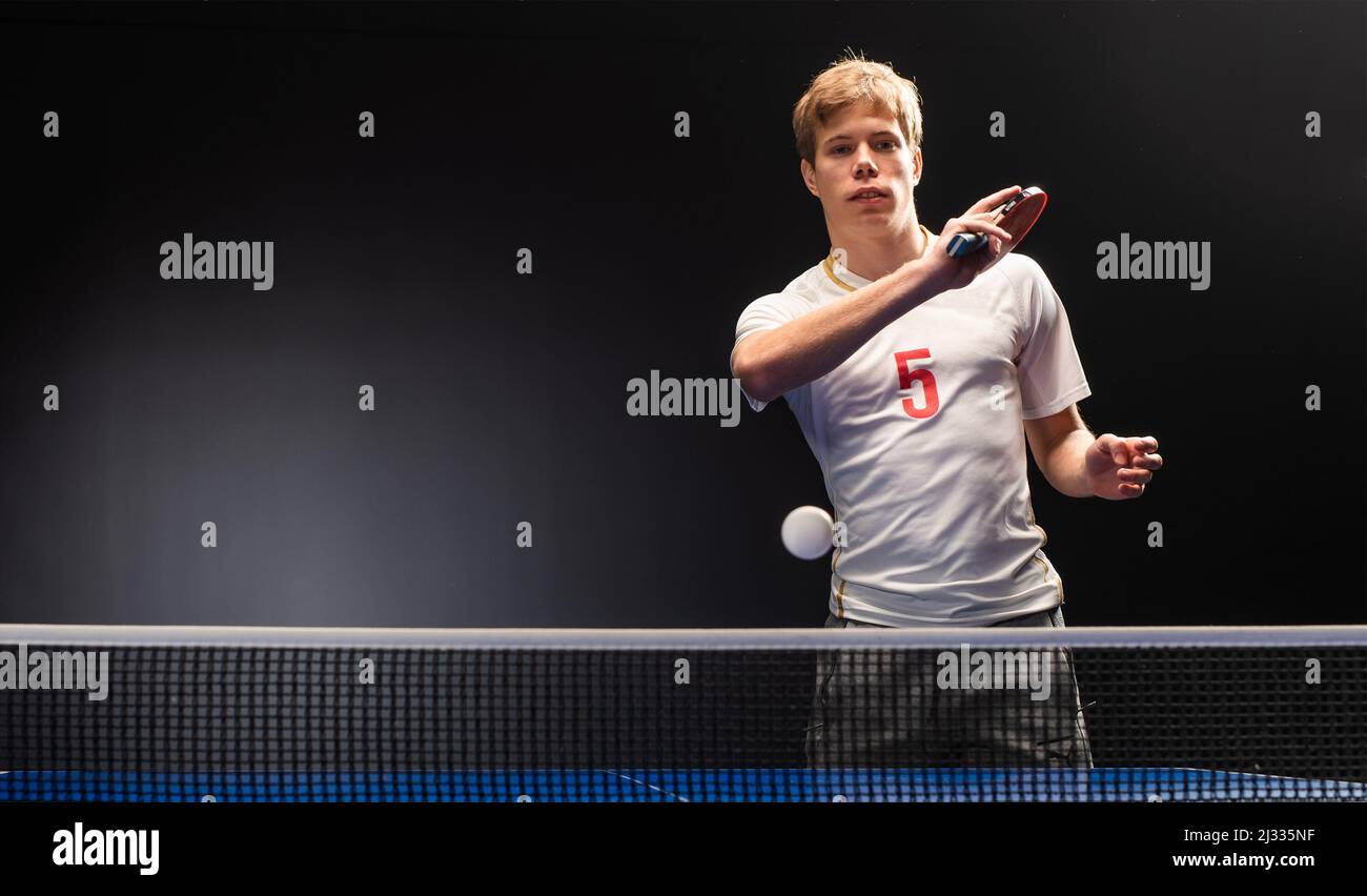 Teenager che gioca a ping pong ping pong. Attrezzatura, in movimento. Foto Stock