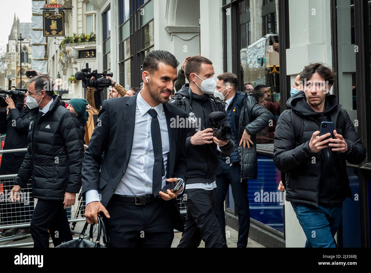 Londra, Regno Unito. 5 aprile 2022. Dani Ceballos (C) e altri membri della squadra del Real Madrid arrivano al loro hotel a Westminster, prima della partita finale di domani della Champions League contro Chelsea allo Stamford Bridge. Credit: Stephen Chung / Alamy Live News Foto Stock