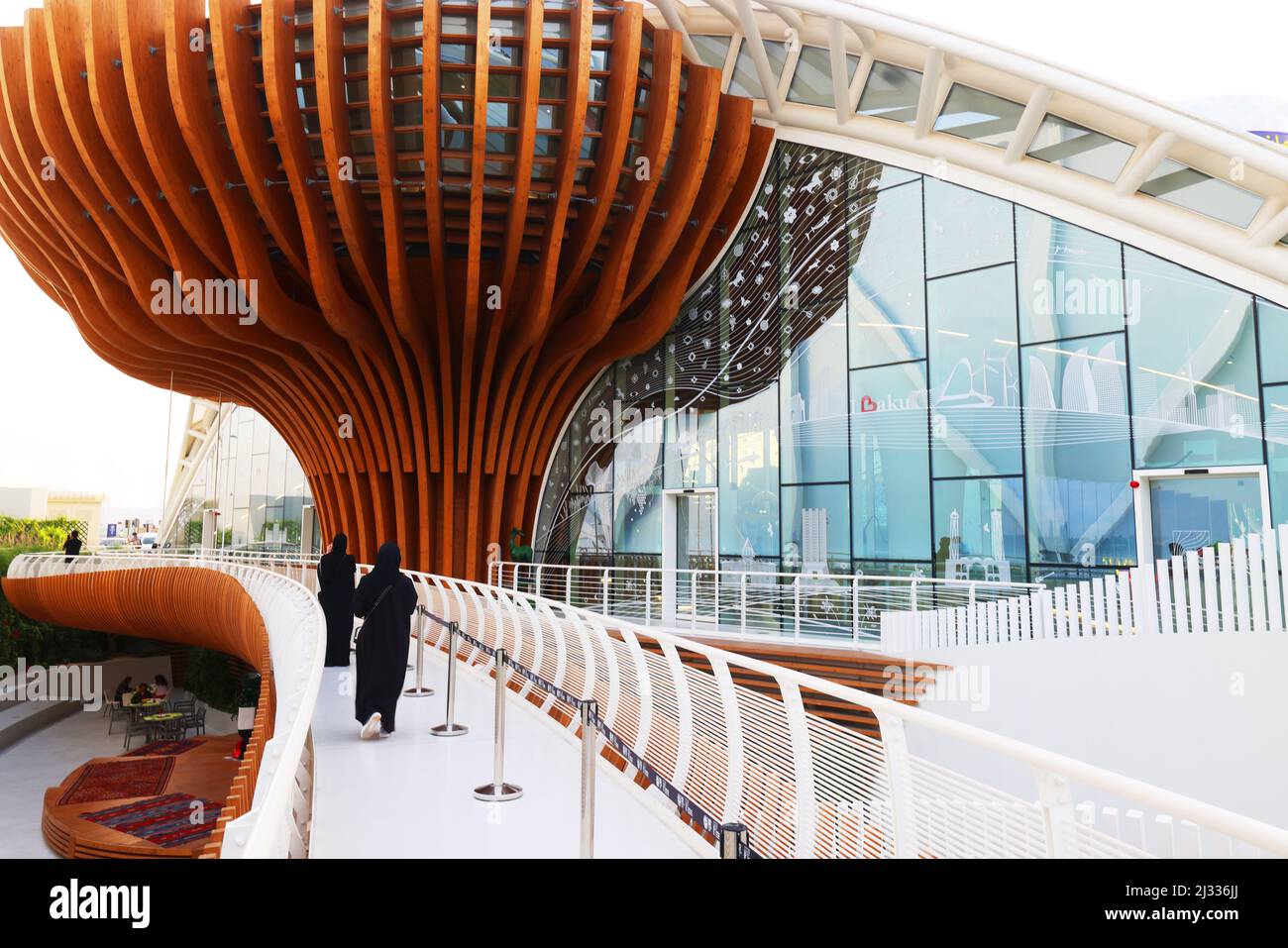 Dubai Expo, moderne Architektur, Weltausstellung, Kunst, Modernes Design aus Metall, Holz und Stahl im Aserbaidschan-Pavillon, Sustainability District Foto Stock