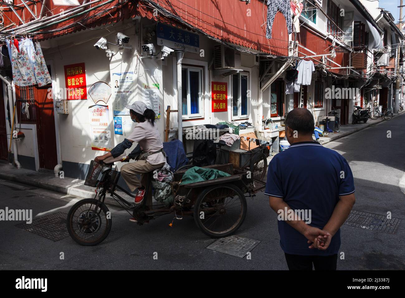 Telecamere di sorveglianza nel vecchio quartiere di Shanghai Foto Stock