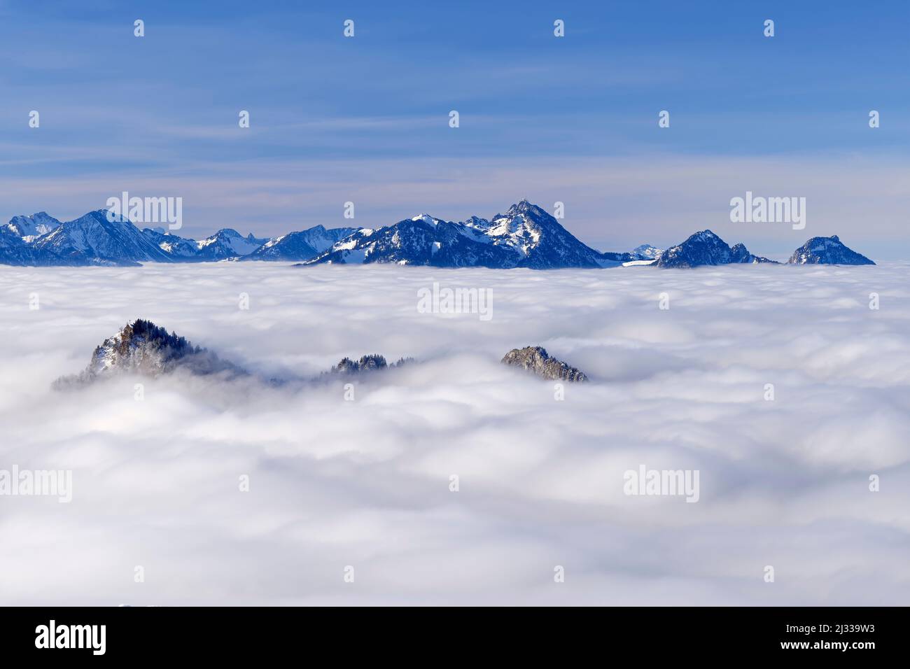 Vista del mare di nebbia e delle cime montane di Heuberg, sullo sfondo Spitzing e Wendelstein, da Feichteck, Alpi Chiemgau, alta Baviera, Baviera, Germania Foto Stock