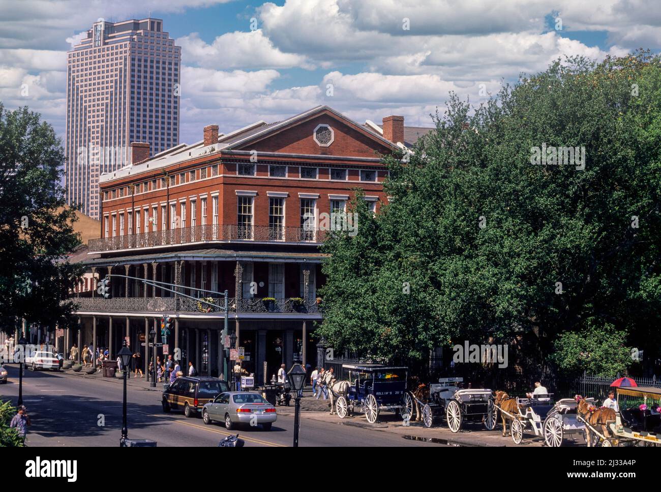 New Orleans, in Louisiana. Quartiere Francese. Pontalba superiore edificio, costruito 1850. Foto Stock
