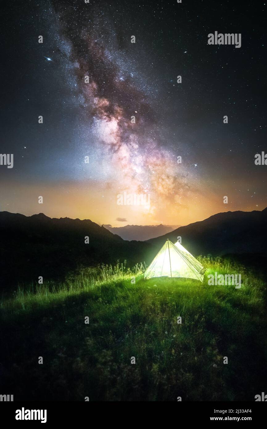 Una tenda illuminata alta nelle Alpi vicino Navis Austria Foto Stock