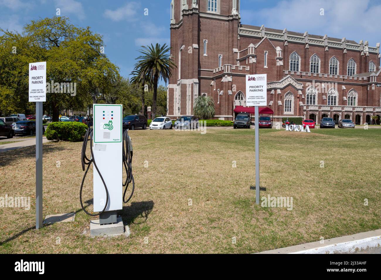 New Orleans, Louisiana. Parcheggio riservato per auto ibride ed elettriche a basso consumo di carburante, Loyola University. Stazione di ricarica della batteria. Foto Stock