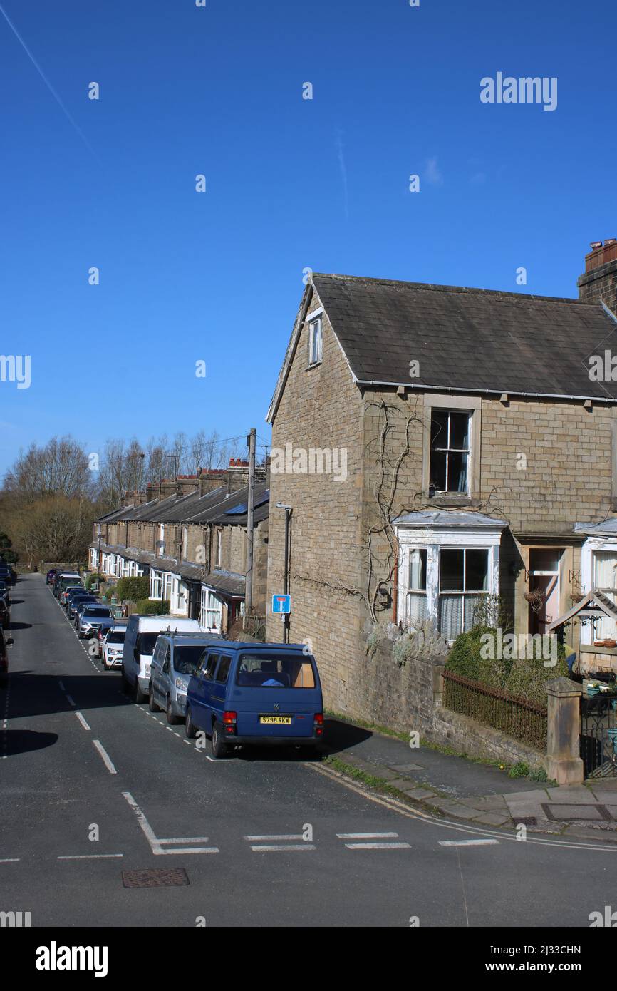 Brook Street all'incrocio con Aldcliffe Road, Lancaster, Lancashire, Inghilterra, mostra auto parcheggiate fuori fila di case in pietra terrazzate, marzo 2022. Foto Stock