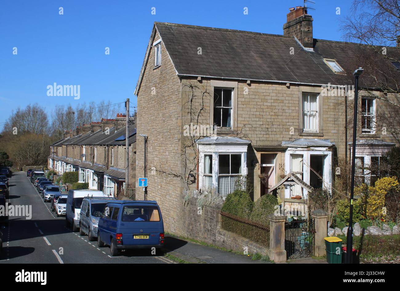 Brook Street all'incrocio con Aldcliffe Road, Lancaster, Lancashire, Inghilterra, mostra auto parcheggiate fuori fila di case in pietra terrazzate, marzo 2022. Foto Stock