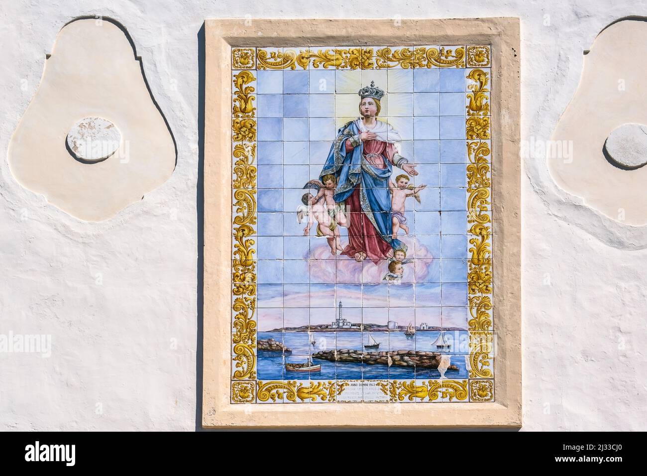 Puglia. Gallipoli. Oratorio Confraternale Santa Maria degli Angeli. Facciata con pannello maiolicato roffigurante la Madonna Assunta in cielo. Maiolica sulla facciata della chiesa Foto Stock