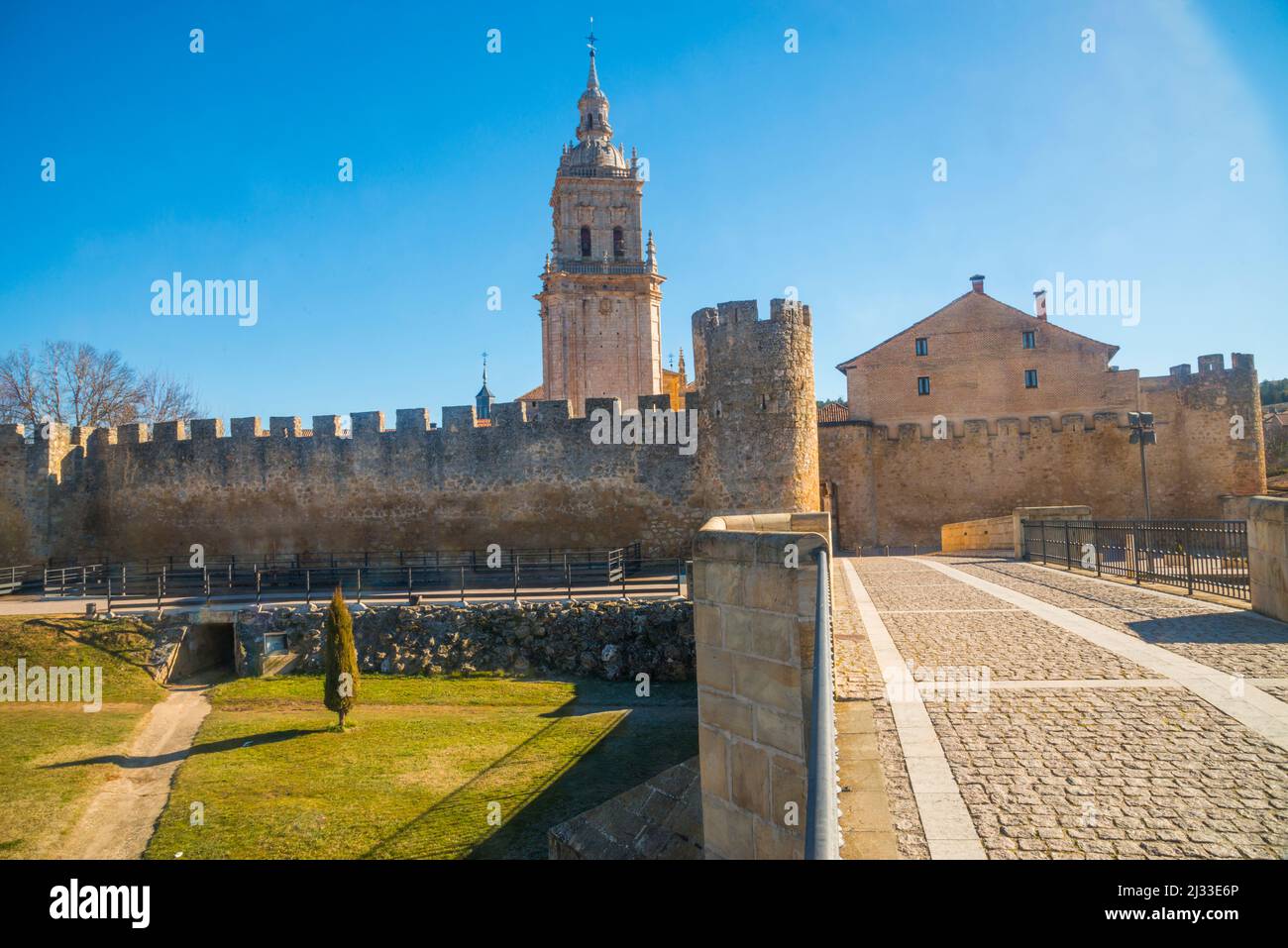 Mura della città e cattedrale. Burgo de Osma, provincia di Soria, Castilla Leon, Spagna. Foto Stock