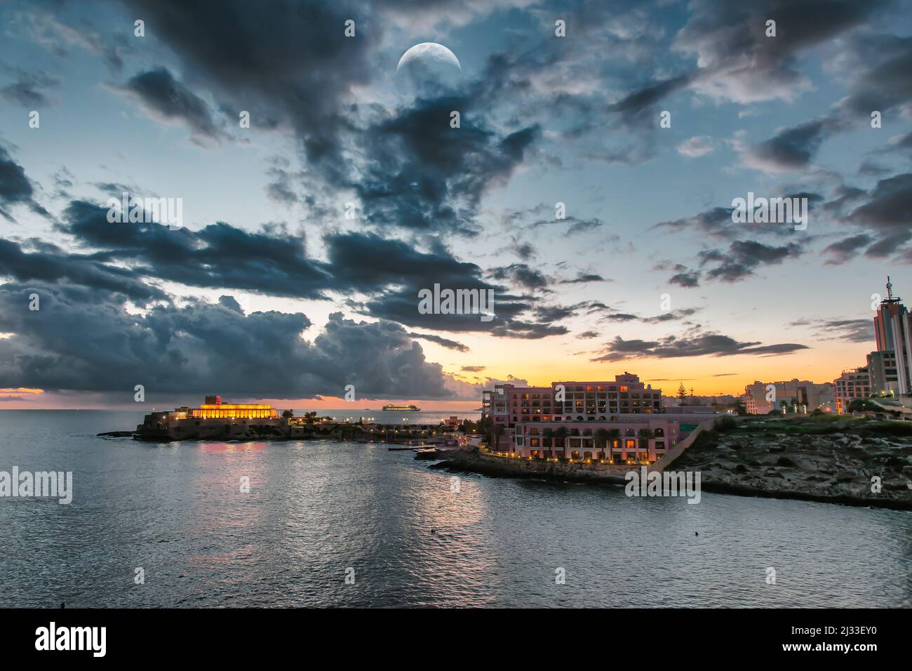 Baia di Whispers sulla costa di Malta Foto Stock