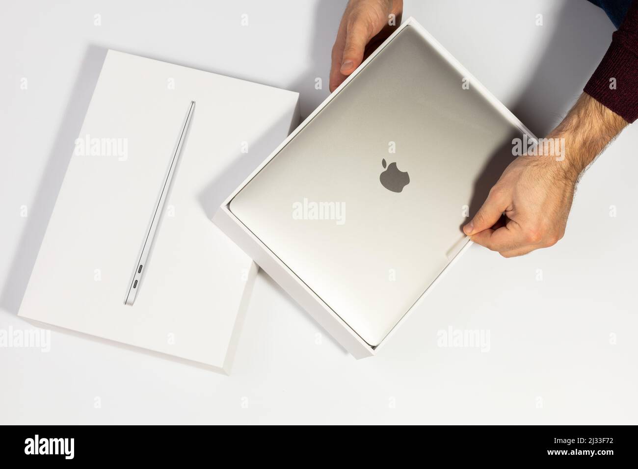 Saratov, Russia - 26 febbraio 2022: Scopri il nuovo MacBook Air color argento da 13 pollici con processore M1 dall'elegante vista dall'alto, sfondo bianco Foto Stock