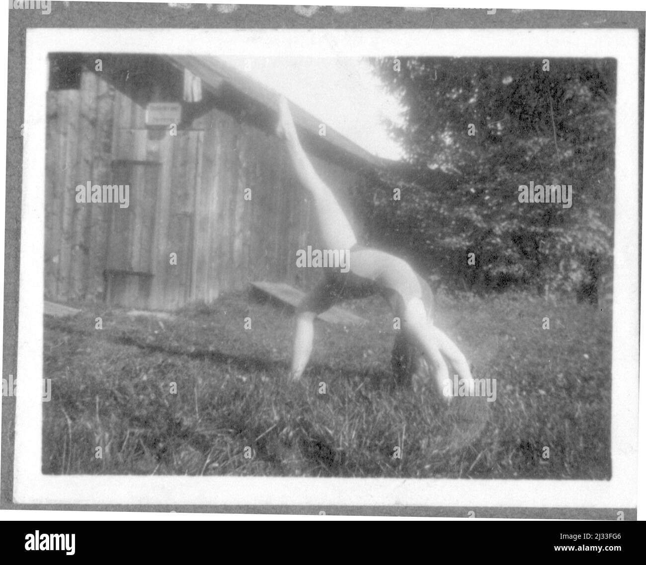 Album fotografici di EVA Braun, ca. 1913 - ca. 1944. Questi album sono attribuiti a Eva Braun (quattro sono rivendicati dalla sua amica Herta Schneider, nee Ostermeyer) e documentano la sua vita da ca. da 1913 a 1944. Ci sono molte fotografie di Eva, delle sue sorelle e dei loro figli, di Herta Schneider e dei suoi figli, così come fotografie delle vacanze di Eva, dei suoi familiari e degli amici. Sono incluse anche le fotografie scattate da e di Eva Braun allo chalet di Hitler Berghof (o Kehlstein), le fotografie di Hitler e del suo entourage, i visitatori di Berghof e il paesaggio intorno a Berchtesgaden, e alcuni ritratti di studio di Eva Foto Stock