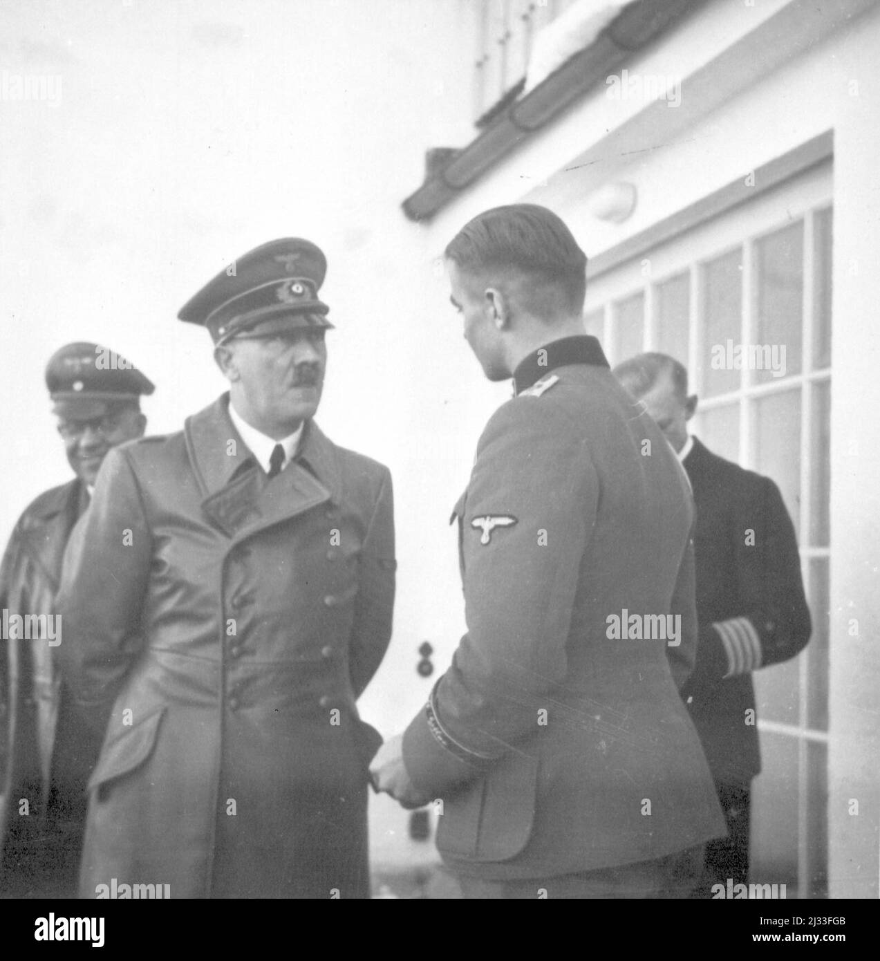 Album fotografici di EVA Braun, ca. 1913 - ca. 1944. Questi album sono attribuiti a Eva Braun (quattro sono rivendicati dalla sua amica Herta Schneider, nee Ostermeyer) e documentano la sua vita da ca. da 1913 a 1944. Ci sono molte fotografie di Eva, delle sue sorelle e dei loro figli, di Herta Schneider e dei suoi figli, così come fotografie delle vacanze di Eva, dei suoi familiari e degli amici. Sono incluse anche le fotografie scattate da e di Eva Braun allo chalet di Hitler Berghof (o Kehlstein), le fotografie di Hitler e del suo entourage, i visitatori di Berghof e il paesaggio intorno a Berchtesgaden, e alcuni ritratti di studio di Eva Foto Stock