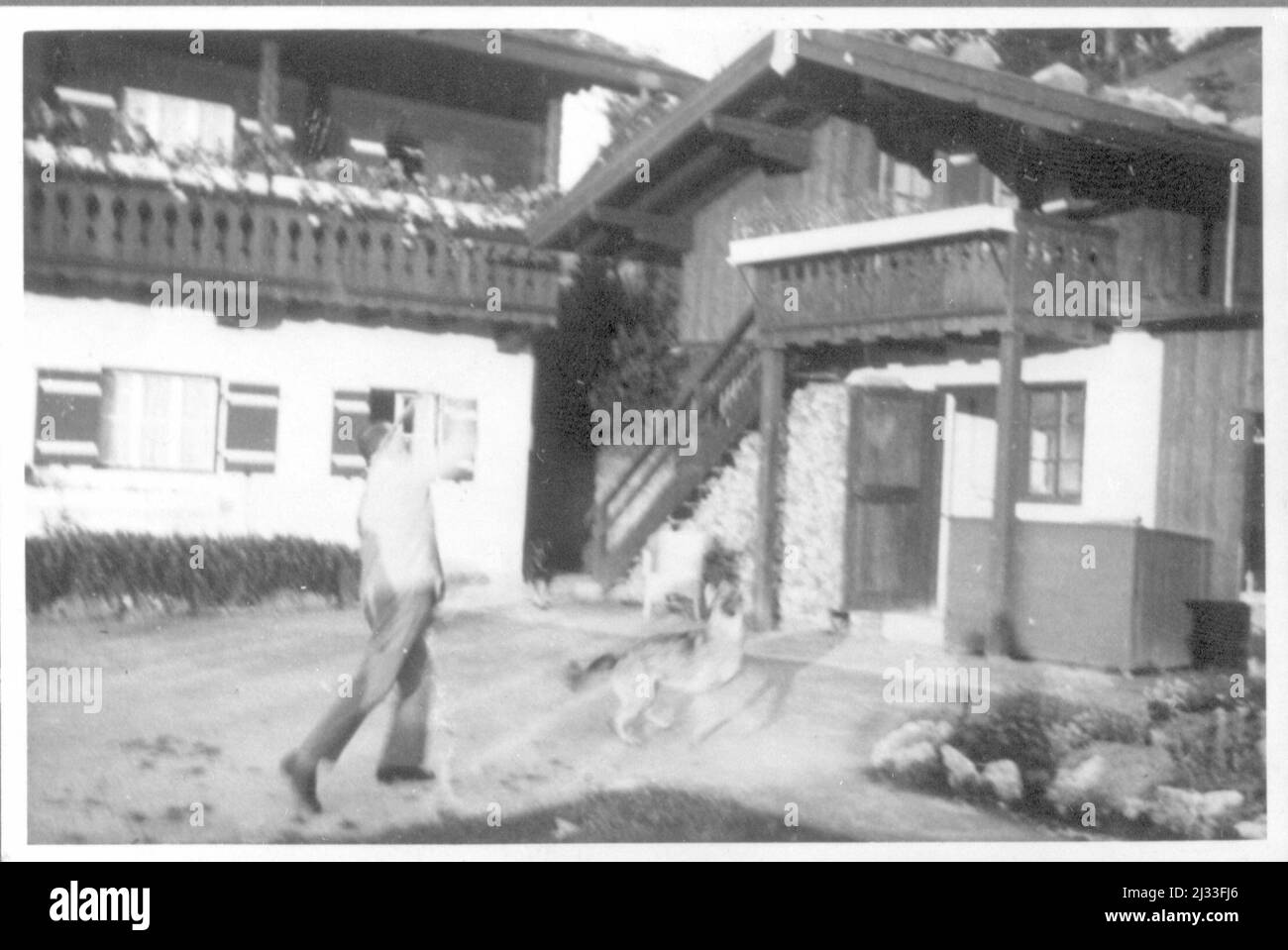 Besuch Gaoleiter Wagner 1936. Album fotografici di EVA Braun, ca. 1913 - ca. 1944. Questi album sono attribuiti a Eva Braun (quattro sono rivendicati dalla sua amica Herta Schneider, nee Ostermeyer) e documentano la sua vita da ca. da 1913 a 1944. Ci sono molte fotografie di Eva, delle sue sorelle e dei loro figli, di Herta Schneider e dei suoi figli, così come fotografie delle vacanze di Eva, dei suoi familiari e degli amici. Sono incluse anche le fotografie scattate da e di Eva Braun allo chalet di Hitler Berghof (o Kehlstein), le fotografie di Hitler e del suo entourage, i visitatori di Berghof e il paesaggio intorno a Berchtesgaden, An Foto Stock