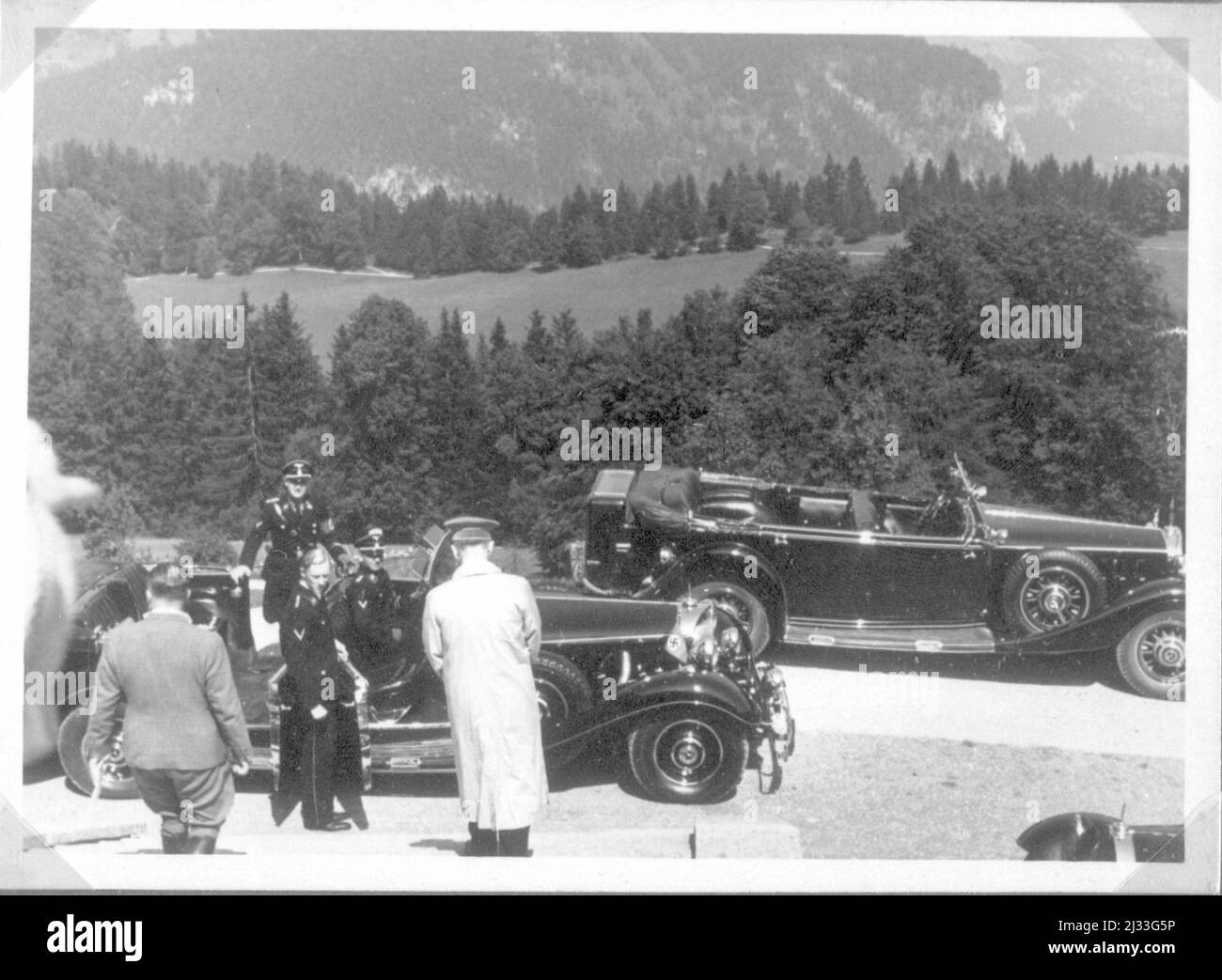 Herbst 1936. Album fotografici di EVA Braun, ca. 1913 - ca. 1944. Questi album sono attribuiti a Eva Braun (quattro sono rivendicati dalla sua amica Herta Schneider, nee Ostermeyer) e documentano la sua vita da ca. da 1913 a 1944. Ci sono molte fotografie di Eva, delle sue sorelle e dei loro figli, di Herta Schneider e dei suoi figli, così come fotografie delle vacanze di Eva, dei suoi familiari e degli amici. Sono incluse anche le fotografie scattate da e di Eva Braun allo chalet di Hitler Berghof (o Kehlstein), le fotografie di Hitler e del suo entourage, i visitatori di Berghof e il paesaggio intorno Berchtesgaden, e alcuni studio por Foto Stock
