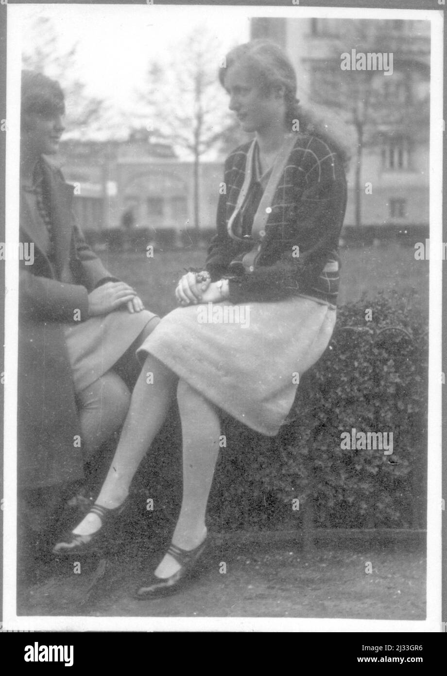 Album fotografici di EVA Braun, ca. 1913 - ca. 1944. Questi album sono attribuiti a Eva Braun (quattro sono rivendicati dalla sua amica Herta Schneider, nee Ostermeyer) e documentano la sua vita da ca. da 1913 a 1944. Ci sono molte fotografie di Eva, delle sue sorelle e dei loro figli, di Herta Schneider e dei suoi figli, così come fotografie delle vacanze di Eva, dei suoi familiari e degli amici. Sono incluse anche le fotografie scattate da e di Eva Braun allo chalet di Hitler Berghof (o Kehlstein), le fotografie di Hitler e del suo entourage, i visitatori di Berghof e il paesaggio intorno a Berchtesgaden, e alcuni ritratti di studio di Eva Foto Stock