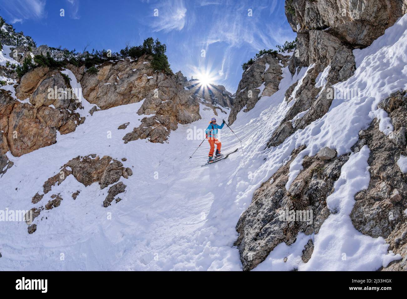 La donna in scialpinismo scende attraverso un ripido burrone da Predigtstuhl, Alpgartenrinne, Predigtstuhl, Lattengebirge, Alpi Berchtesgaden, Baviera superiore, Baviera, Germania Foto Stock