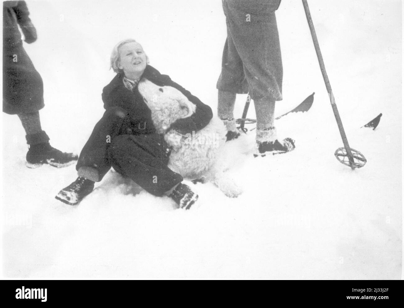 Album fotografici di EVA Braun, ca. 1913 - ca. 1944. Questi album sono attribuiti a Eva Braun (quattro sono rivendicati dalla sua amica Herta Schneider, nee Ostermeyer) e documentano la sua vita da ca. da 1913 a 1944. Ci sono molte fotografie di Eva, delle sue sorelle e dei loro figli, di Herta Schneider e dei suoi figli, così come fotografie delle vacanze di Eva, dei suoi familiari e degli amici. Sono incluse anche le fotografie scattate da e di Eva Braun allo chalet di Hitler Berghof (o Kehlstein), le fotografie di Hitler e del suo entourage, i visitatori di Berghof e il paesaggio intorno a Berchtesgaden, e alcuni ritratti di studio di Eva Foto Stock