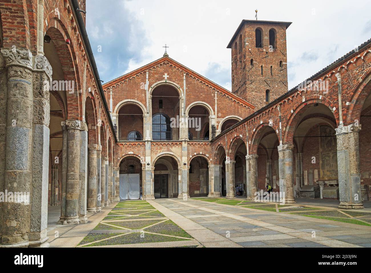 MILANO, ITALIA - 17 MAGGIO 2018: Atrio con portici di fronte alla facciata della Basilica di San Ambrogio. Foto Stock