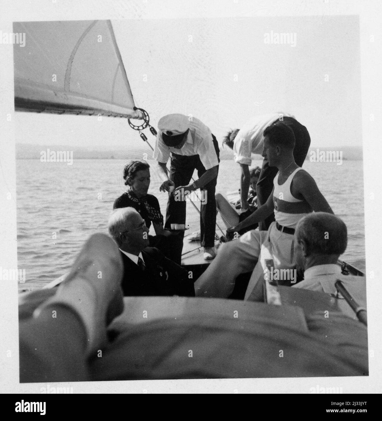 Segeln - Ammersee Oktober 1937. - Vela - Lago Ammer Ottobre 1937., Lago Ammer, Germania. Album fotografici di EVA Braun, ca. 1913 - ca. 1944. Questi album sono attribuiti a Eva Braun (quattro sono rivendicati dalla sua amica Herta Schneider, nee Ostermeyer) e documentano la sua vita da ca. da 1913 a 1944. Ci sono molte fotografie di Eva, delle sue sorelle e dei loro figli, di Herta Schneider e dei suoi figli, così come fotografie delle vacanze di Eva, dei suoi familiari e degli amici. Sono incluse anche fotografie scattate da e di Eva Braun allo chalet di Hitler Berghof (o Kehlstein), fotografie di Hitler e del suo entourage Foto Stock