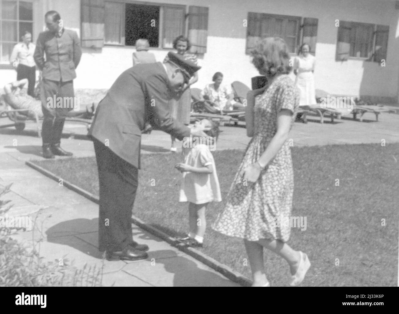 Album fotografici di EVA Braun, ca. 1913 - ca. 1944. Questi album sono attribuiti a Eva Braun (quattro sono rivendicati dalla sua amica Herta Schneider, nee Ostermeyer) e documentano la sua vita da ca. da 1913 a 1944. Ci sono molte fotografie di Eva, delle sue sorelle e dei loro figli, di Herta Schneider e dei suoi figli, così come fotografie delle vacanze di Eva, dei suoi familiari e degli amici. Sono incluse anche le fotografie scattate da e di Eva Braun allo chalet di Hitler Berghof (o Kehlstein), le fotografie di Hitler e del suo entourage, i visitatori di Berghof e il paesaggio intorno a Berchtesgaden, e alcuni ritratti di studio di Eva Foto Stock