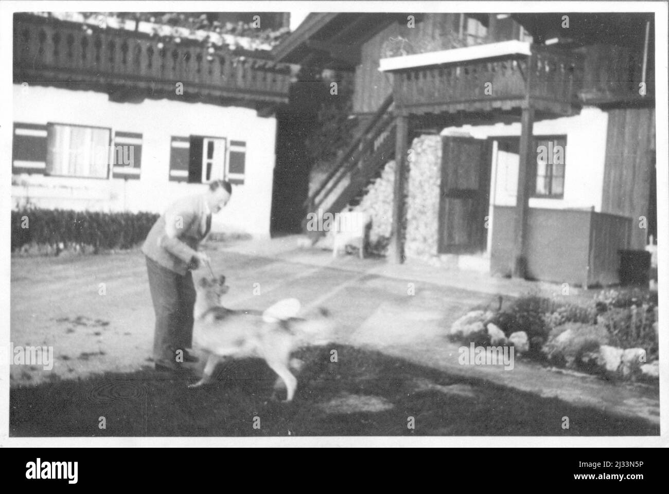 Besuch Gaoleiter Wagner 1936. Album fotografici di EVA Braun, ca. 1913 - ca. 1944. Questi album sono attribuiti a Eva Braun (quattro sono rivendicati dalla sua amica Herta Schneider, nee Ostermeyer) e documentano la sua vita da ca. da 1913 a 1944. Ci sono molte fotografie di Eva, delle sue sorelle e dei loro figli, di Herta Schneider e dei suoi figli, così come fotografie delle vacanze di Eva, dei suoi familiari e degli amici. Sono incluse anche le fotografie scattate da e di Eva Braun allo chalet di Hitler Berghof (o Kehlstein), le fotografie di Hitler e del suo entourage, i visitatori di Berghof e il paesaggio intorno a Berchtesgaden, An Foto Stock